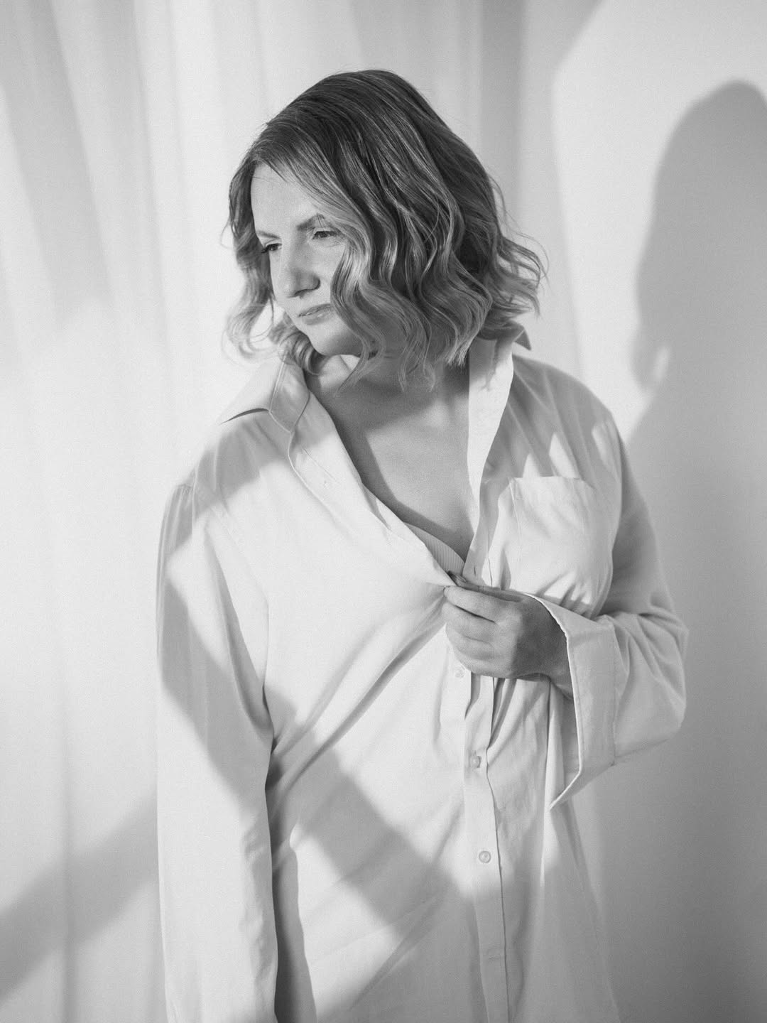 minimalist spa waiting area with comfortable seating and soft lighting